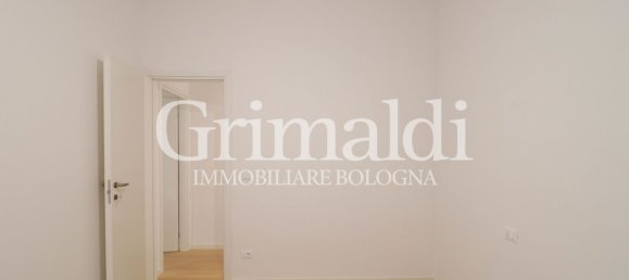5 rooms Apartment in Bologna, Italy No. 11088 3