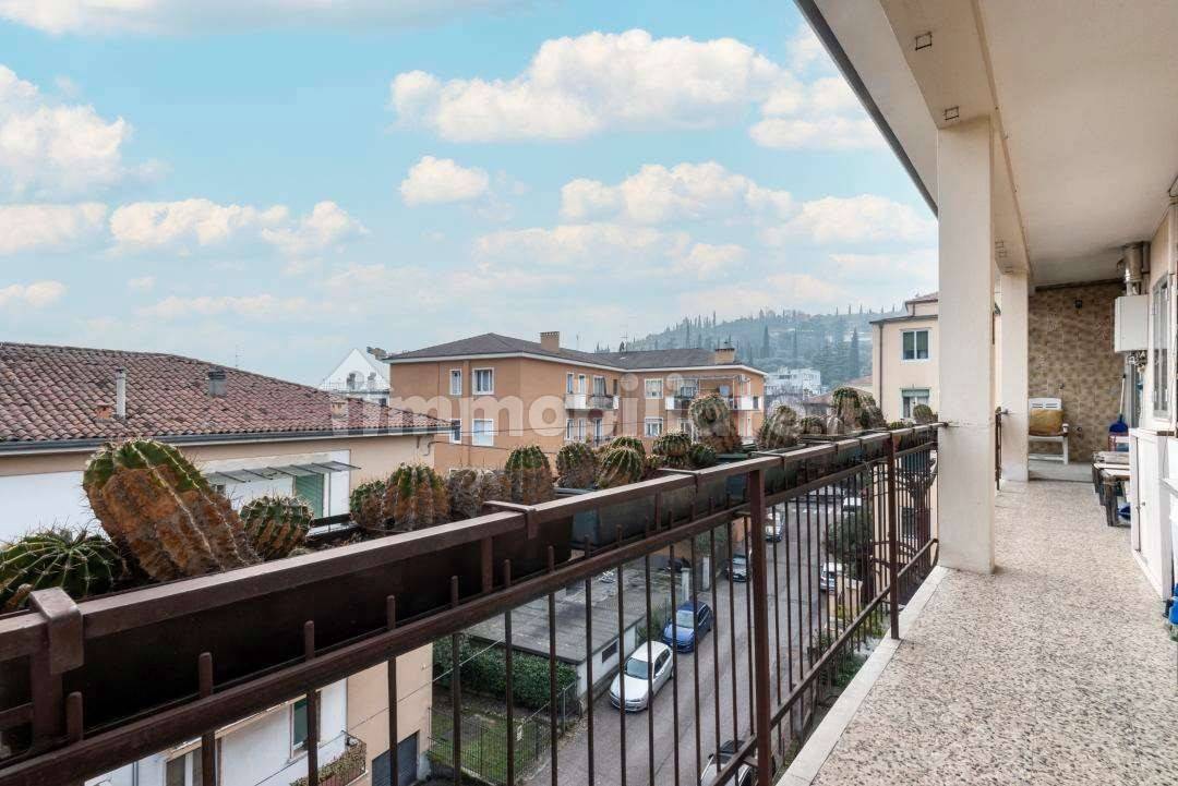 4 bedrooms Apartment in Verona, Italy No. 115276