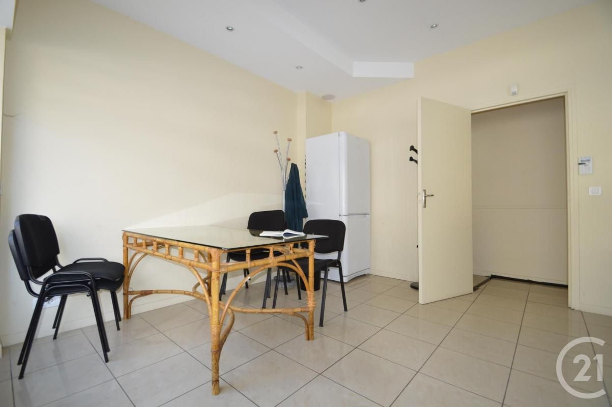 Propiedad comercial en Paris, France 193 m² No. 185055