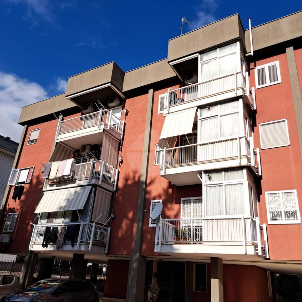 3 rooms Apartment in Bari, Italy No. 39580