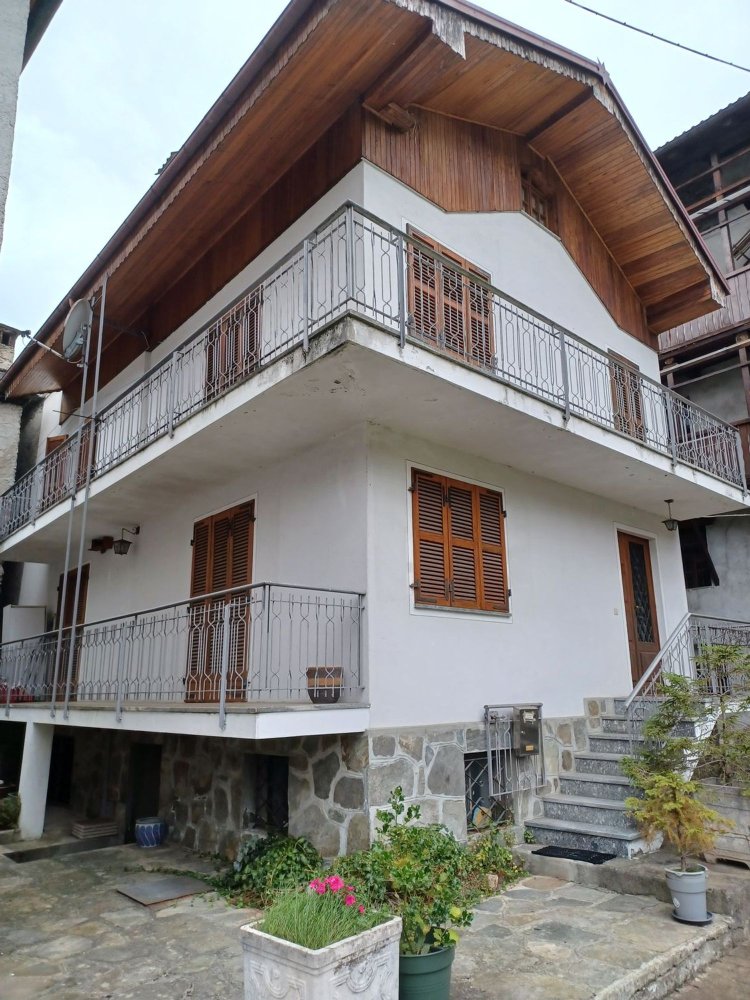 Casa de 6 habitaciónes en Balmuccia, Italy No. 255455