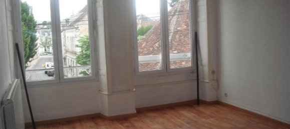 Edificio en Le Blanc, France No. 86631 6