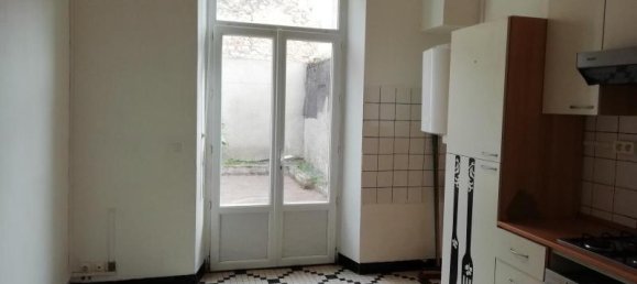 Edificio en Le Blanc, France No. 86631 11