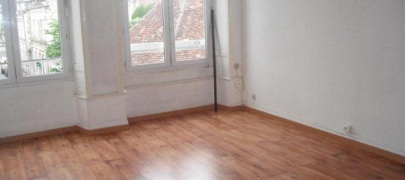 Edificio en Le Blanc, France No. 86631 5