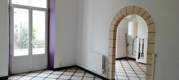 Edificio en Le Blanc, France No. 86631 13