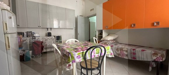 2-salle Appartement à Bari, Italy No. 28543 4
