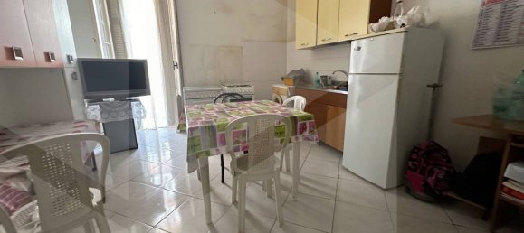 2-salle Appartement à Bari, Italy No. 28543 3