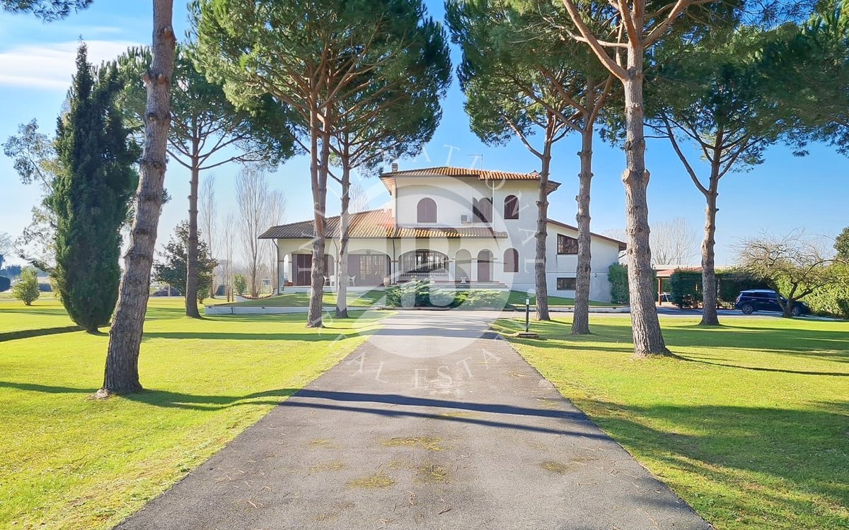 5 bedrooms Villa in Pietrasanta, Italy No. 105971