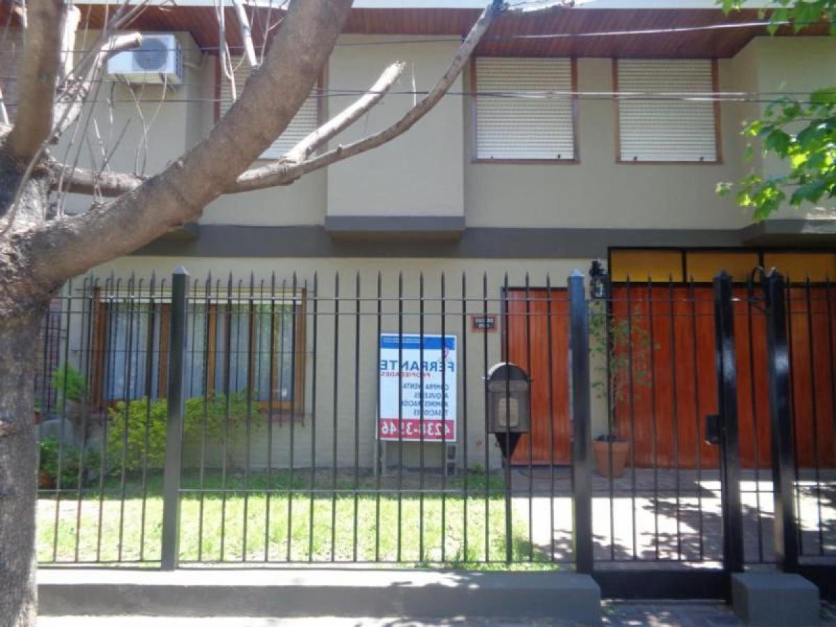 3 bedrooms House in Almirante Brown, Argentina No. 77660