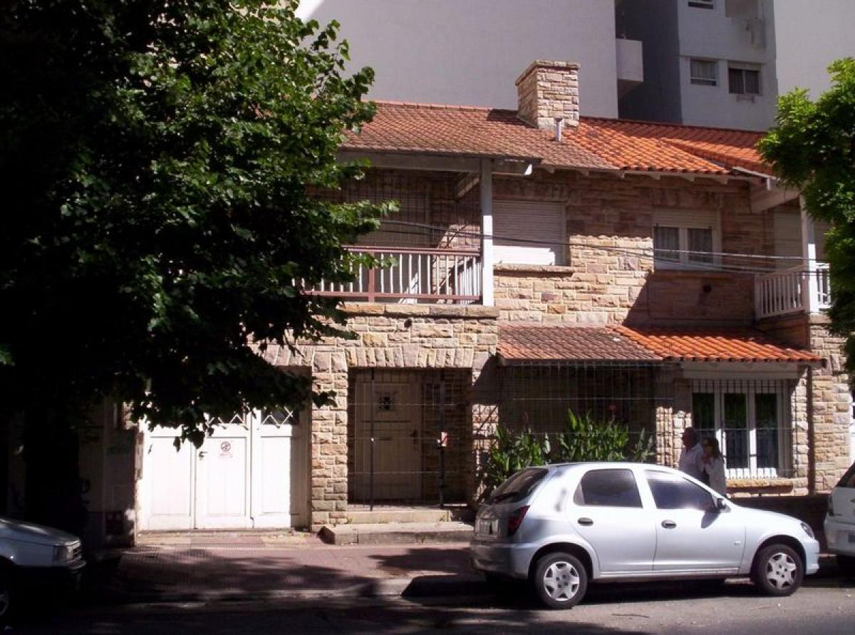 3 bedrooms House in Mar del Plata, Argentina No. 103814