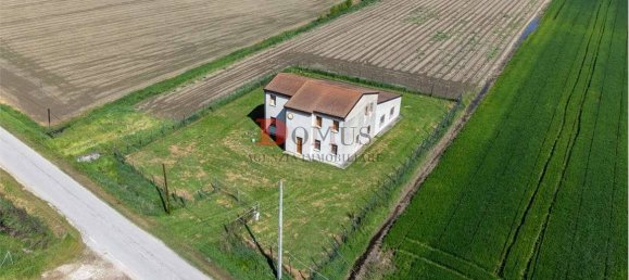 4 bedrooms Villa in Quistello, Italy No. 119488 2