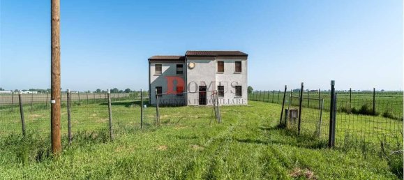 4 bedrooms Villa in Quistello, Italy No. 119488 9