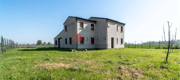 4 bedrooms Villa in Quistello, Italy No. 119488 10