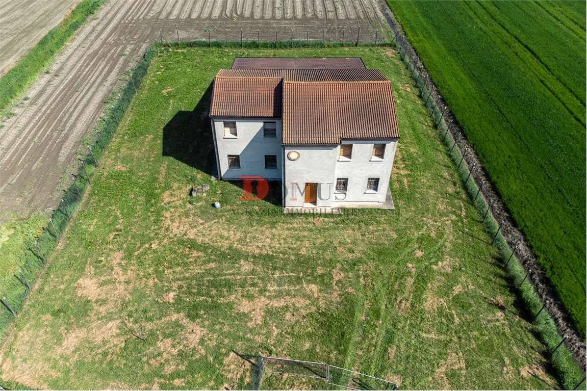 4 bedrooms Villa in Quistello, Italy No. 119488