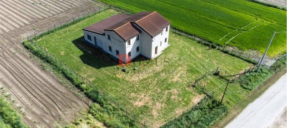 4 bedrooms Villa in Quistello, Italy No. 119488 3