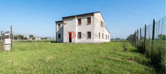4 bedrooms Villa in Quistello, Italy No. 119488 8
