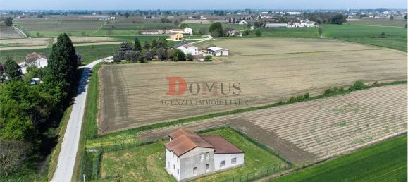 4 bedrooms Villa in Quistello, Italy No. 119488 7