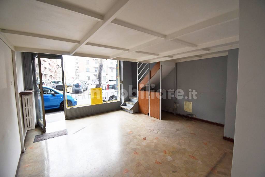 2 rooms Commercial property in Turin, Italy No. 282070