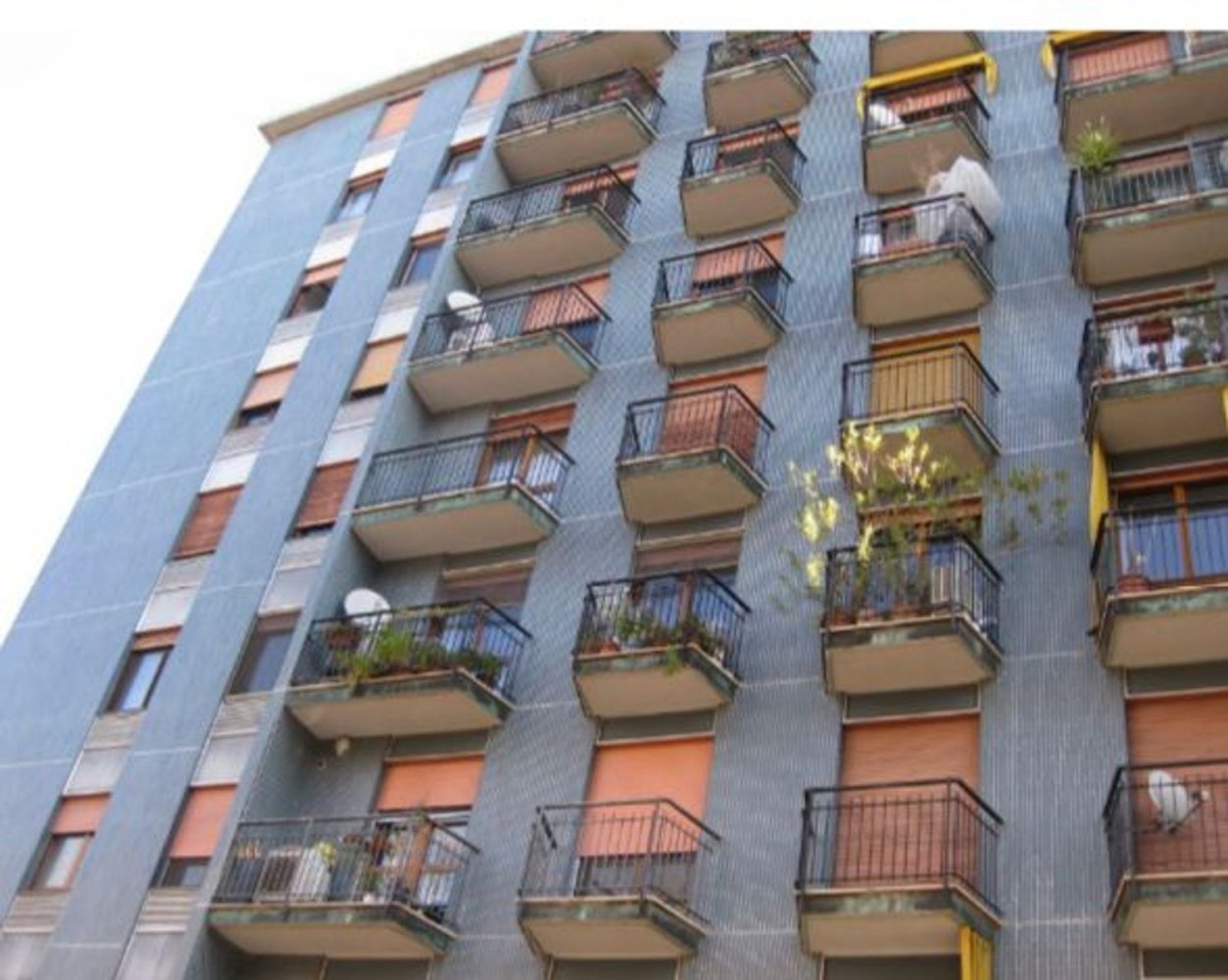 6 rooms Apartment in Milan, Italy No. 247331