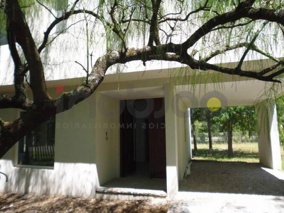 Дом с 4 спальнями в Берасатеги, Аргентина № 84121