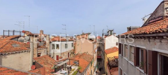 6 rooms Penthouse in Venice, Italy No. 136024 4