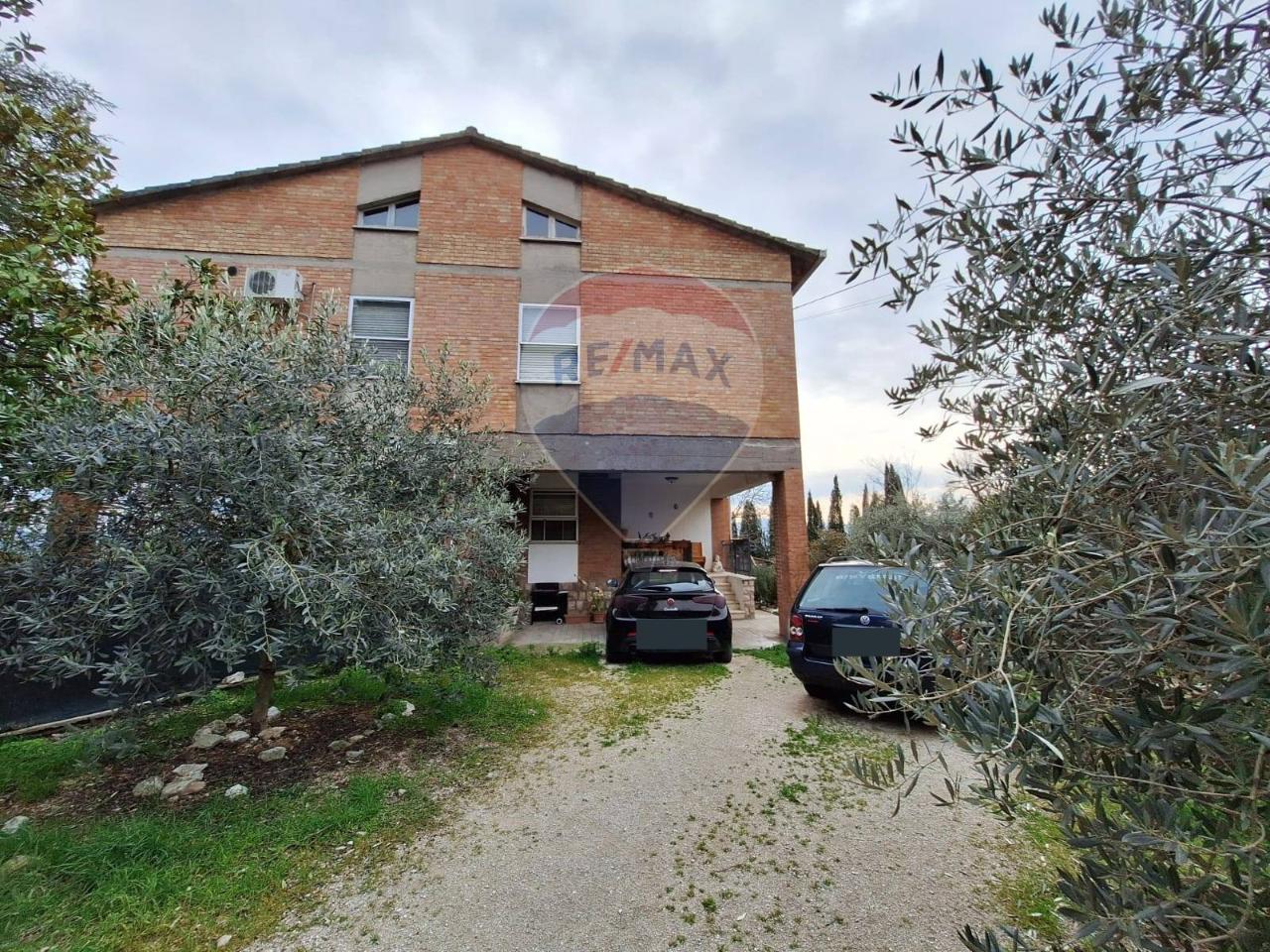 8 rooms House in Trevi, Italy No. 40866