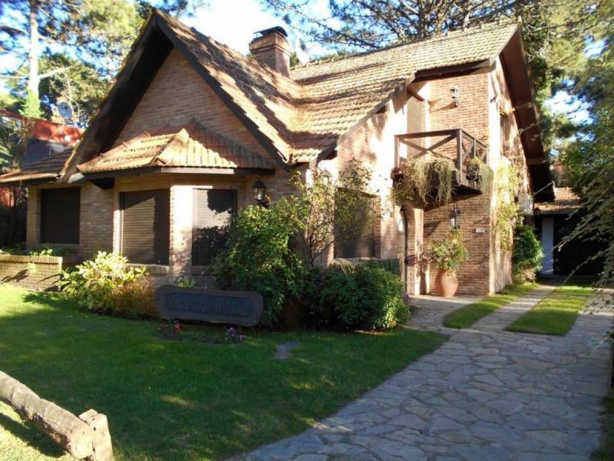 4 bedrooms House in Mar del Plata, Argentina No. 100215