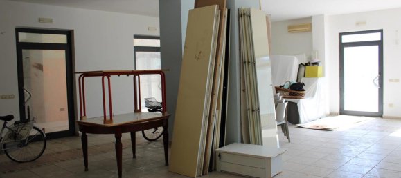 Propiedad comercial de 2 habitaciónes en Vasto, Italy No. 70741 5