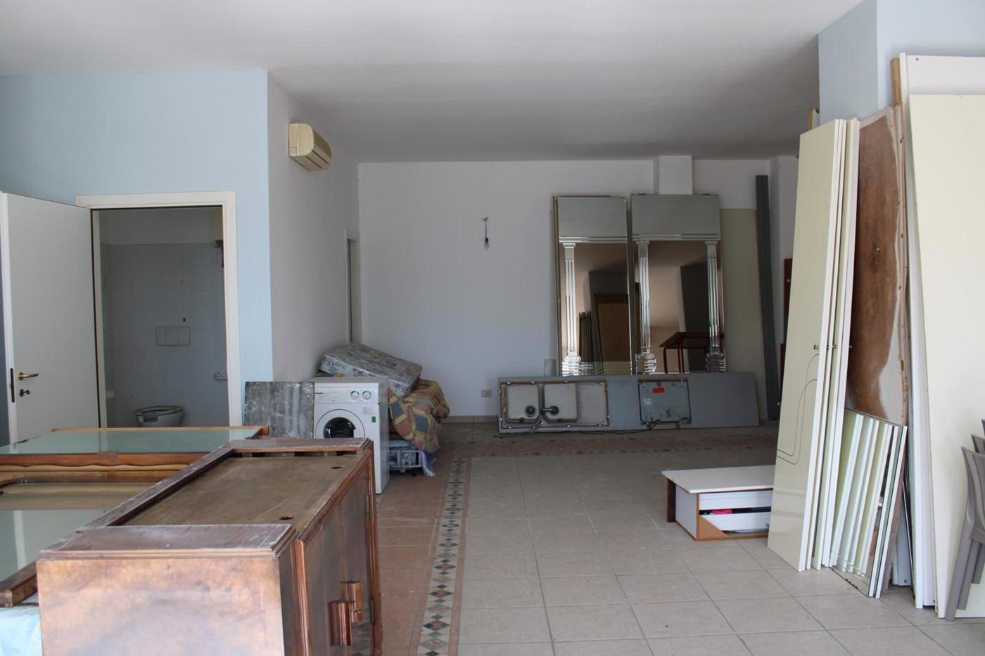 Propiedad comercial de 2 habitaciónes en Vasto, Italy No. 70741