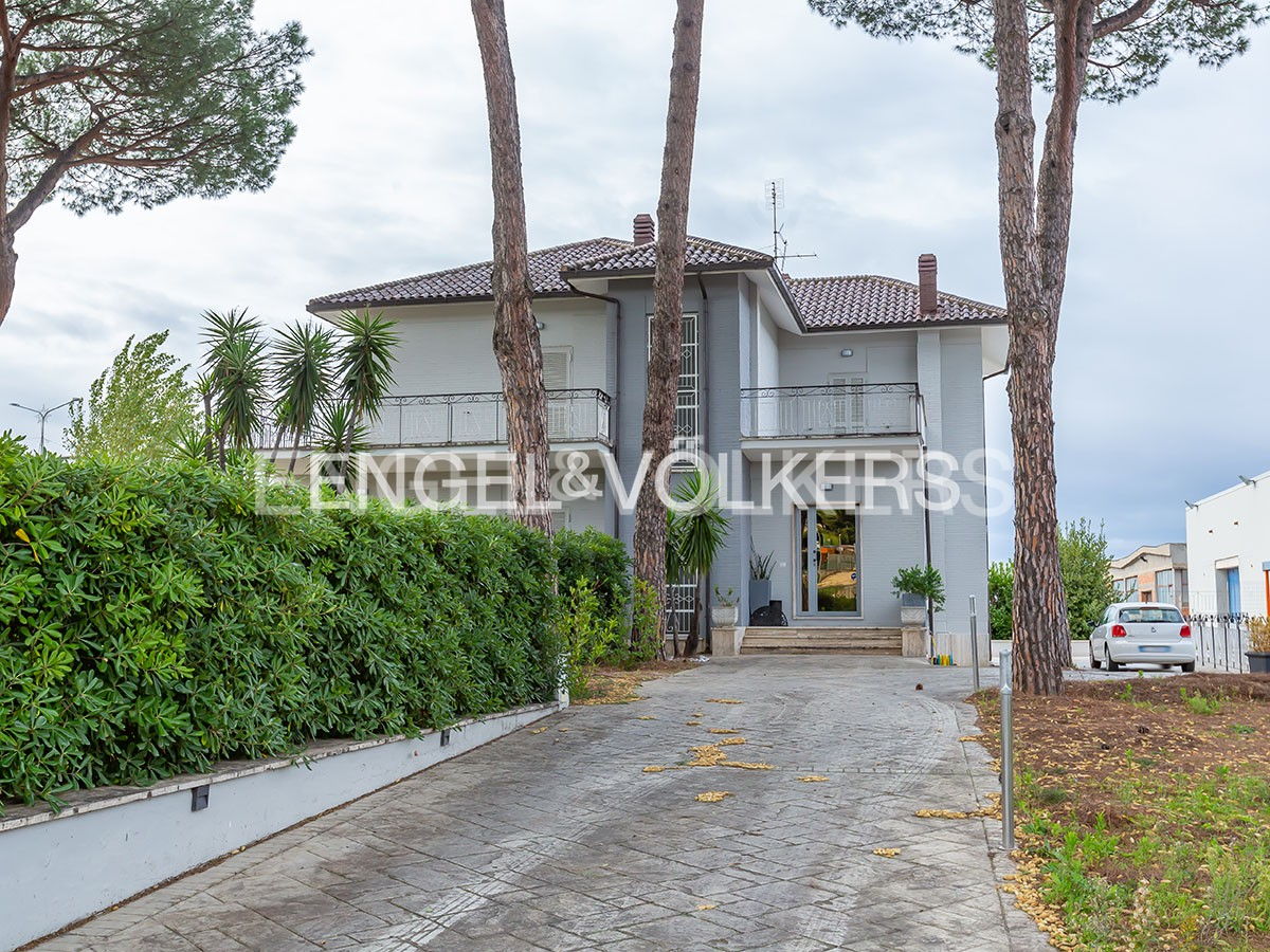 Коммерческая недвижимость с 13 комнатами в Аричча, Италия № 126672