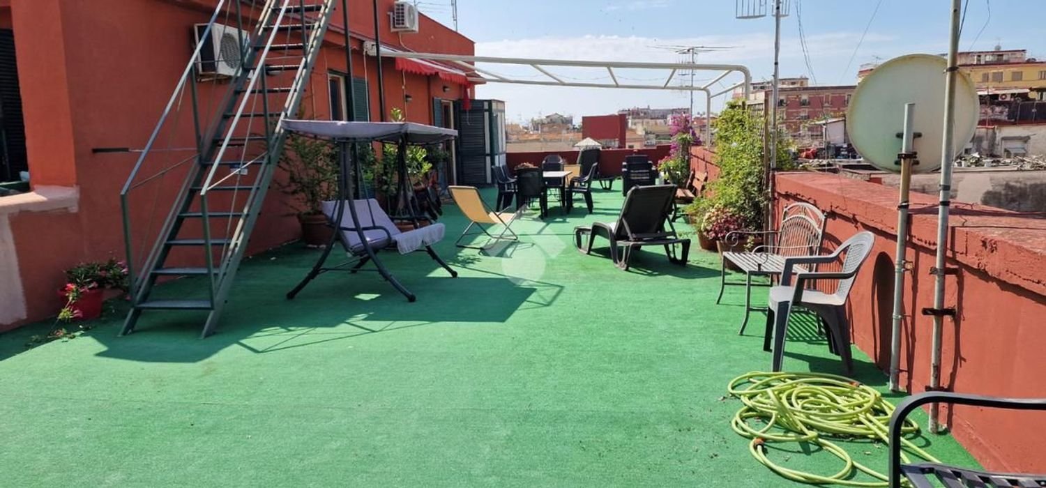 3 rooms Apartment in Naples, Italy No. 71415