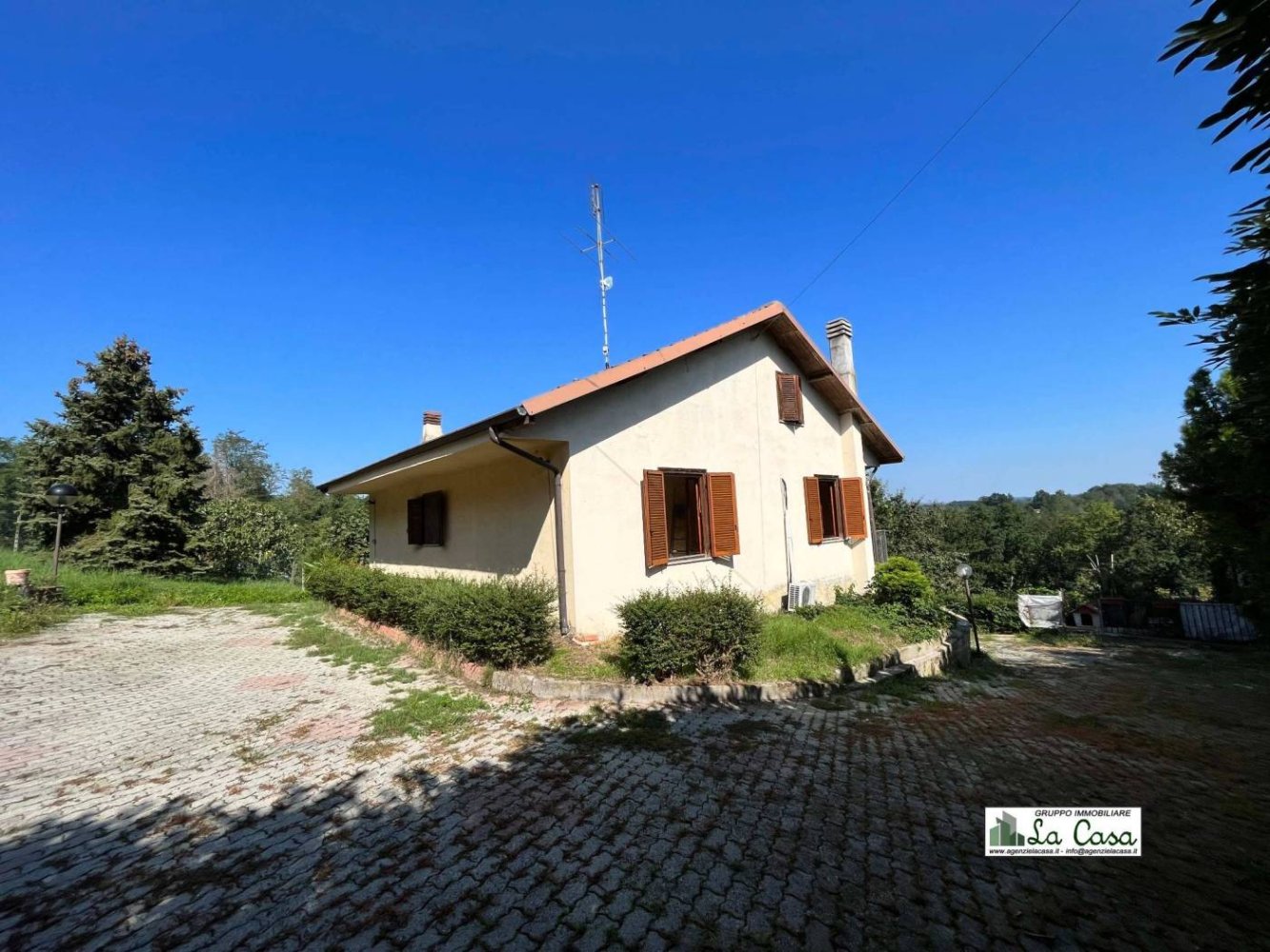 Villa de 2 dormitorios en San Paolo Solbrito, Italy No. 196682