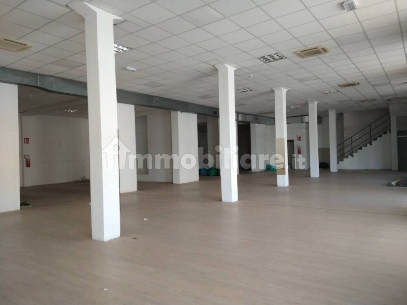 1-salle Entrepôt à Varese, Italy No. 94077