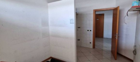 85m² Commercial property in Treviso, Italy No. 71335 14