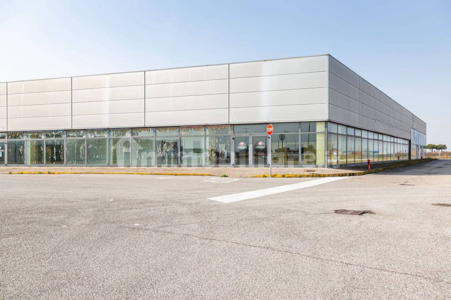 5 rooms Commercial property in Isola Rizza, Italy No. 157369