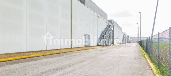 5 rooms Commercial property in Isola Rizza, Italy No. 157369 3