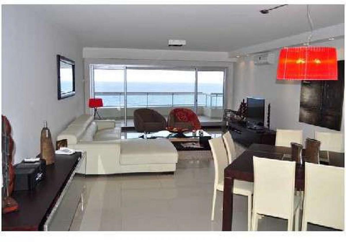 Apartamento de 3 dormitorios en Maldonado, Uruguay No. 11578