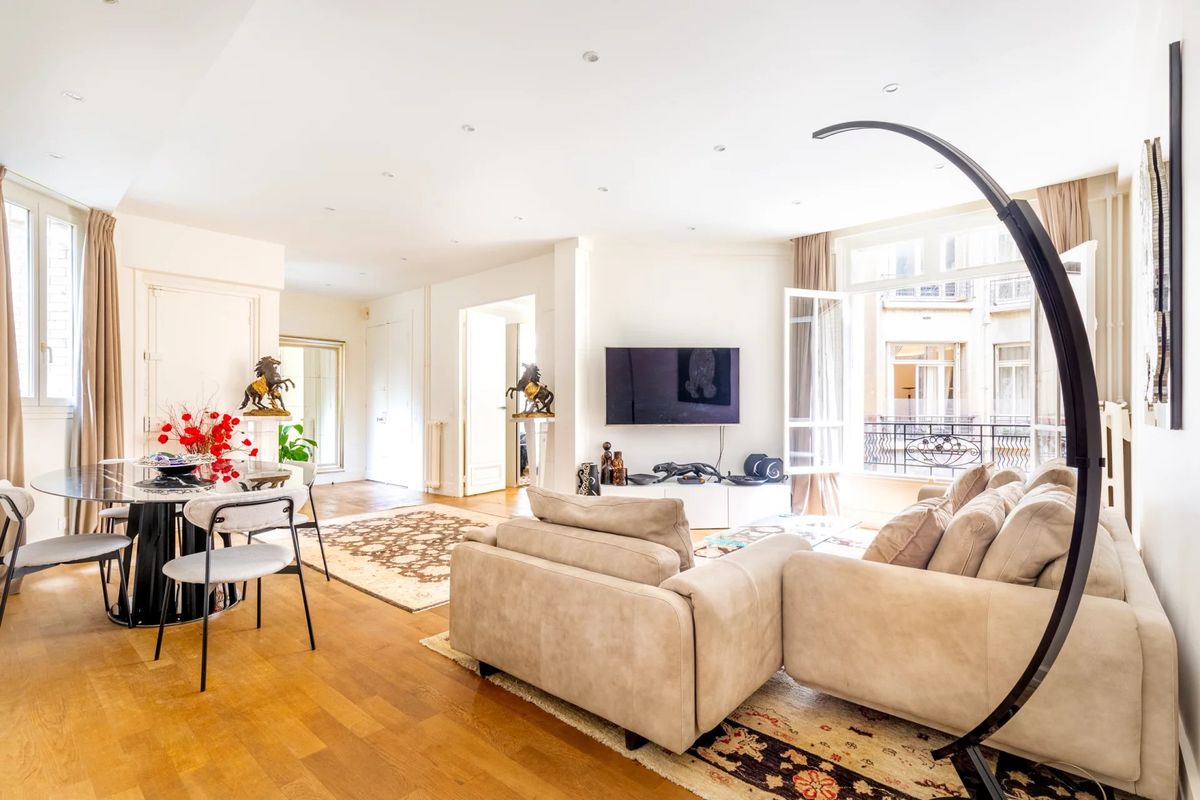 3 bedrooms Apartment in Paris, France No. 174682