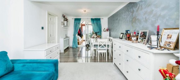 3 bedrooms House in Crawley, United Kingdom No. 6261 8