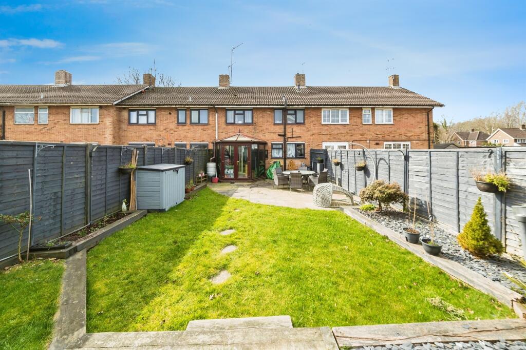 3 bedrooms House in Crawley, United Kingdom No. 6261