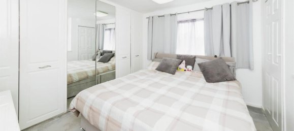 3 bedrooms House in Crawley, United Kingdom No. 6261 11