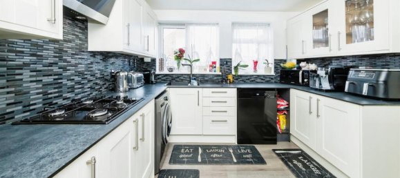 3 bedrooms House in Crawley, United Kingdom No. 6261 2