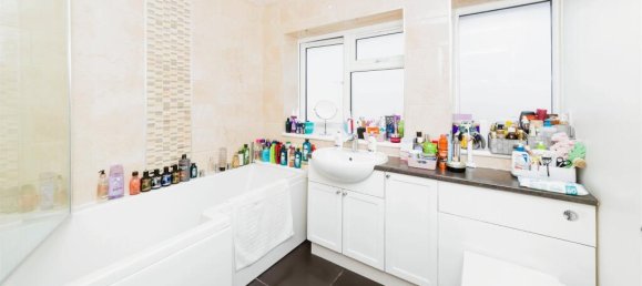 3 bedrooms House in Crawley, United Kingdom No. 6261 14