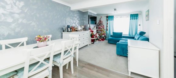 3 bedrooms House in Crawley, United Kingdom No. 6261 5