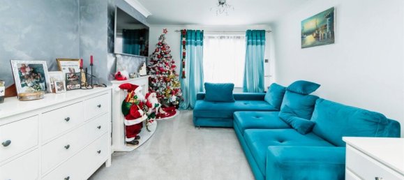 3 bedrooms House in Crawley, United Kingdom No. 6261 7