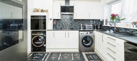 3 bedrooms House in Crawley, United Kingdom No. 6261 3