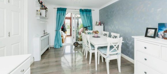 3 bedrooms House in Crawley, United Kingdom No. 6261 9