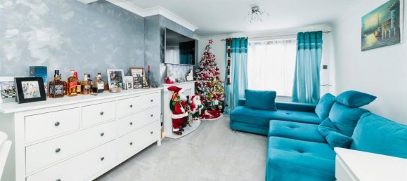 3 bedrooms House in Crawley, United Kingdom No. 6261 6