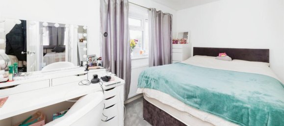 3 bedrooms House in Crawley, United Kingdom No. 6261 12