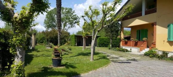 5 bedrooms House in Massa, Italy No. 255076 3